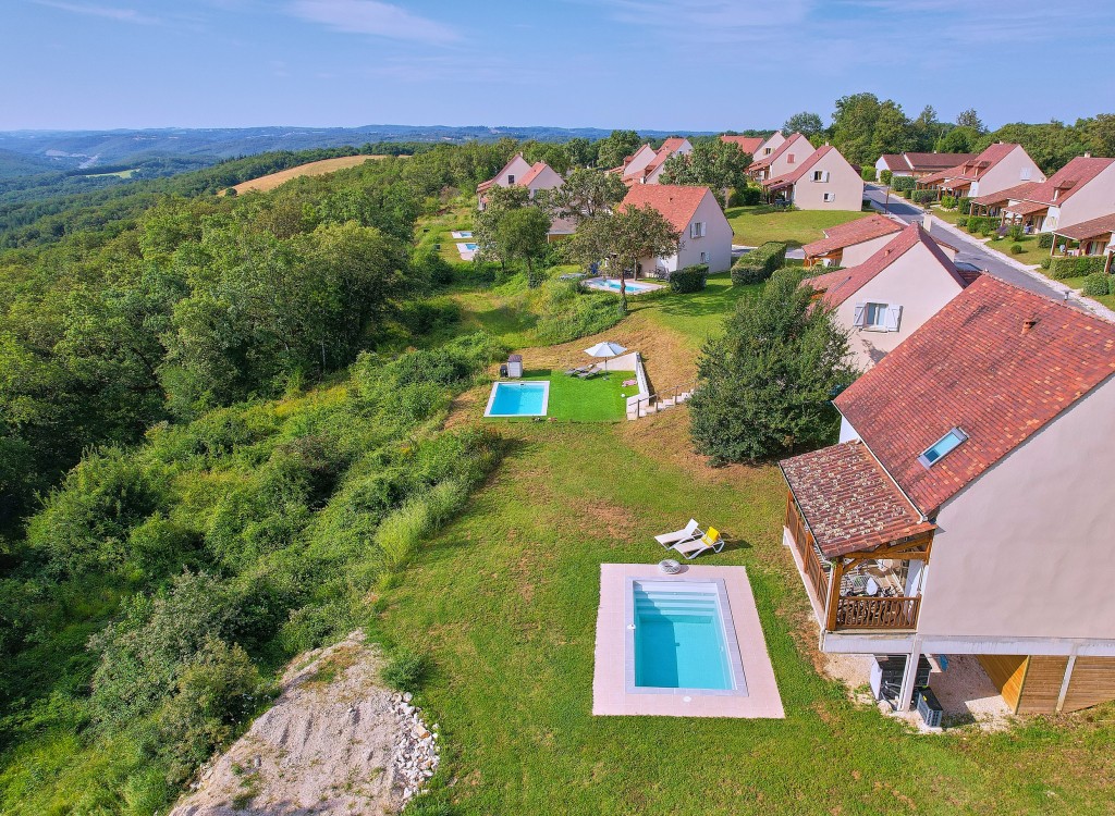Lanzac vakantiepark 51 Frankrijk Dordogne Lot vakantiehuis luxe zwembad animatie restaurant.jpg