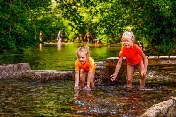 Languedoc natuurgebieden 10 kinderen spelen in waterbeek in Aude in Frankrijk.jpg