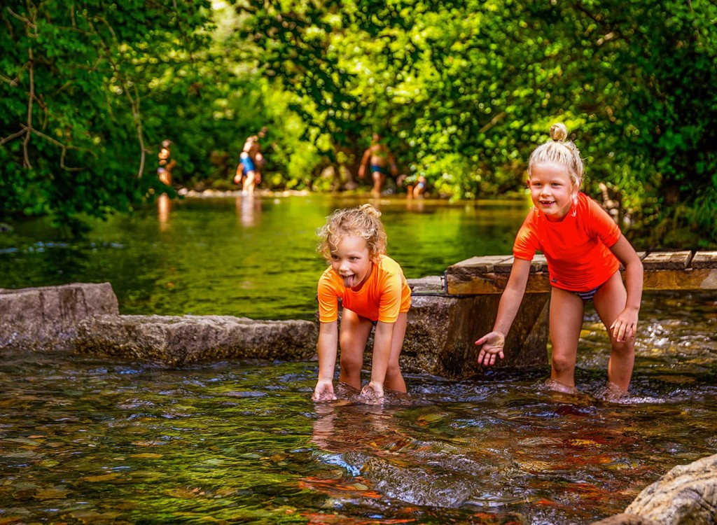 Languedoc natuurgebieden 10 kinderen spelen in waterbeek in Aude in Frankrijk.jpg