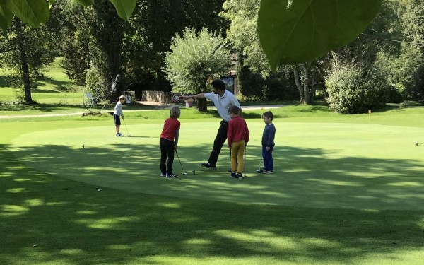 Golf 4 course Frankrijk vakantiepark luxe villa golfresort zwembad tee par club.JPG