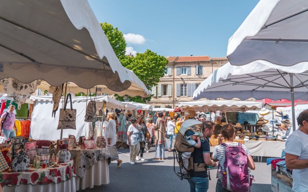Provence Salernes 14 Gordes markt vakantie Frankrijk luxe villa zwembad toeristisch.jpg