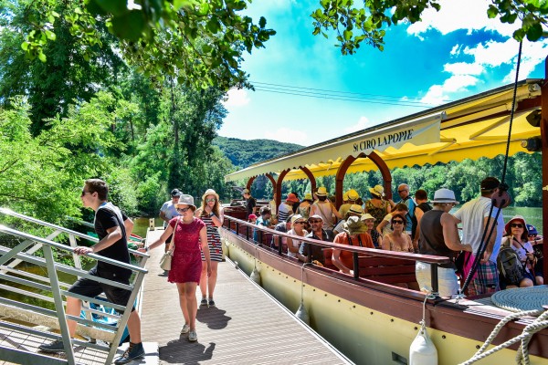 Saint Cirq Lapopie 6 plus beaux village frankrijk dordogne luxe vakantiepark.jpg