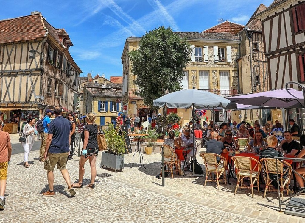 Markt Dordogne-Lot 1 Bergerac vakantie Frankrijk luxe villa gezin.jpg