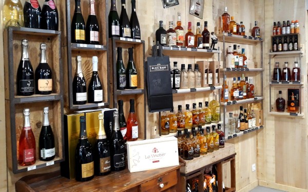 Gourdon 21 vakantie Dordogne Frankrijk Montmarsis vakantiepark zwembad restaurant animatie.jpg