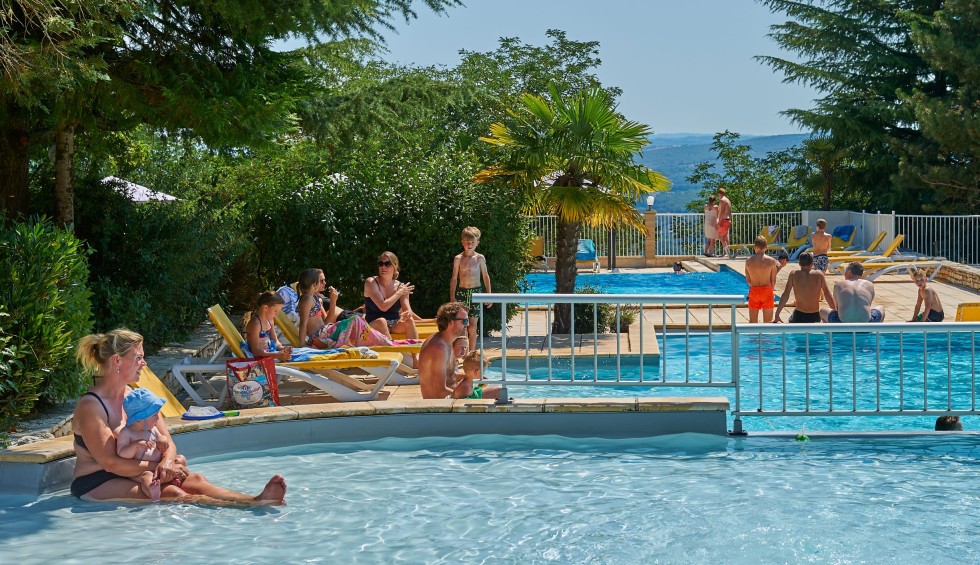Lanzac zwembad 1 Frankrijk vakantiepark Nederlands Dordogne Lot luxe vakantiehuis animatie kinderen.