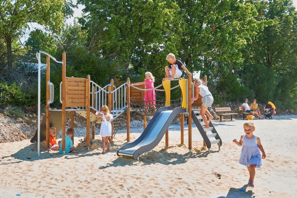 Lanzac speeltuin 2 Frankrijk vakantiepark Nederlands Dordogne Lot luxe vakantiehuis animatie kindere