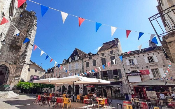 Souillac 1 Frankrijk vakantie Dordogne luxe vakantiehuis zwembad animatie restaurant.jpg
