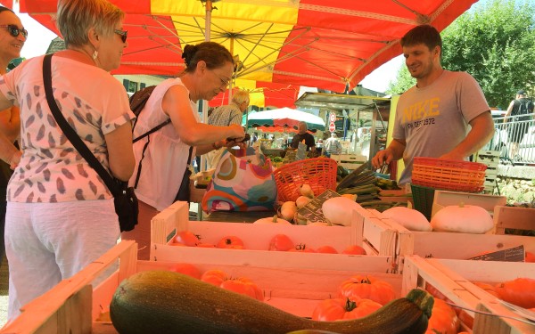 Gourdon 24 vakantie Dordogne Frankrijk Montmarsis vakantiepark zwembad restaurant animatie.jpg
