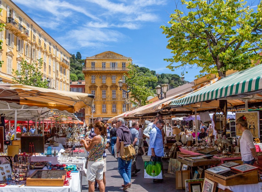 Markt Nans les Pins 12 Provence vakantie Frankrijk kunst lavendel olijf kaas avond.jpg