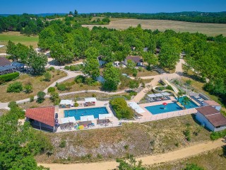 Vakantiepark 15S1 Village des Cigales Mauroux Frankrijk Dordogne Lot luxe vakantiehuis zwembad resta
