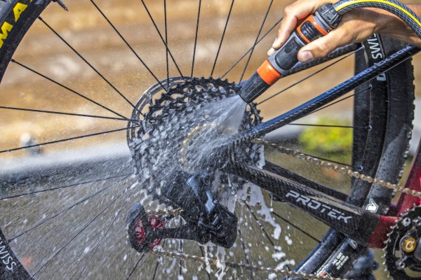 Fietsen 1 Alpen Frankrijk vakantie schoonmaken reinigen portes du soleil bike.jpg