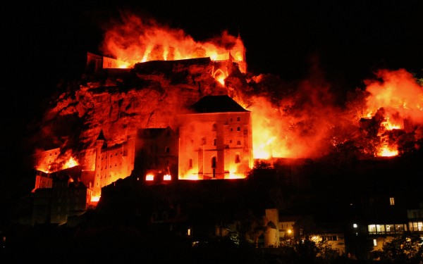 Montgolfiades 9 Frankrijk holiday travel vakantiepark vuurwerk Rocamadour bedevaart sfeer uitzicht w