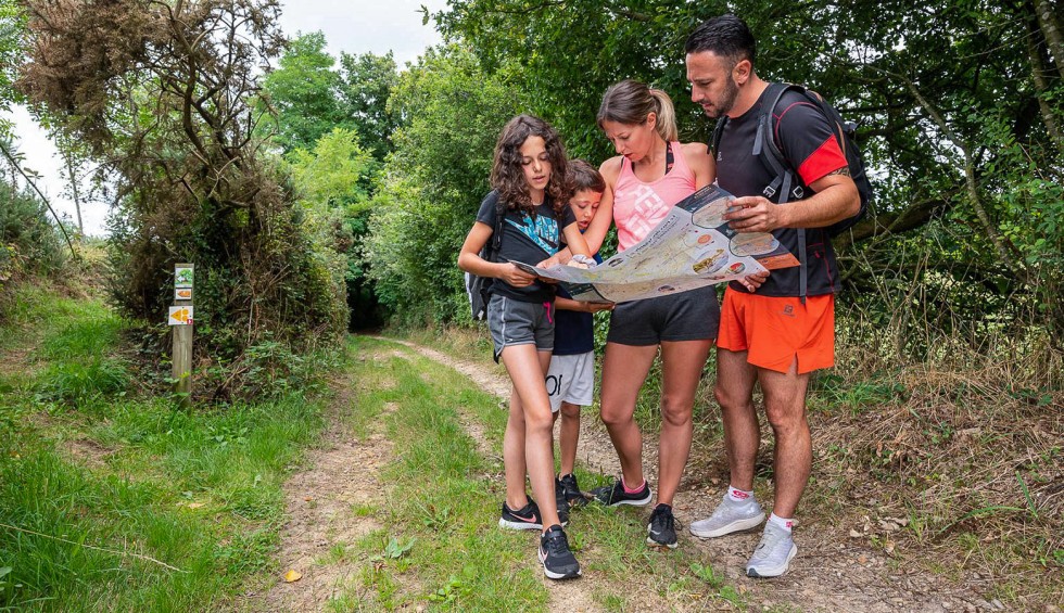 Wandelen Poitou-Charentes 2 gezin kinderen tijdens vakantie in Frankrijk in Les Forges.jpg