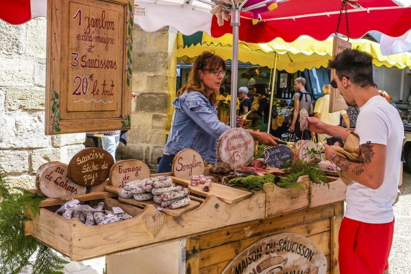 Markt 4 man koopt op de markt in regio Lacapelle Marival Zuid-Frankrijk.jpg