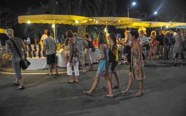 Markt Nans les Pins 7 Provence vakantie Frankrijk lavendel olijf kaas avond.jpg