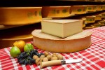 Fromage 1 Abondance kaas ferme boerderij vakantie Portes du Soleil Savoie FranceComfort.jpg