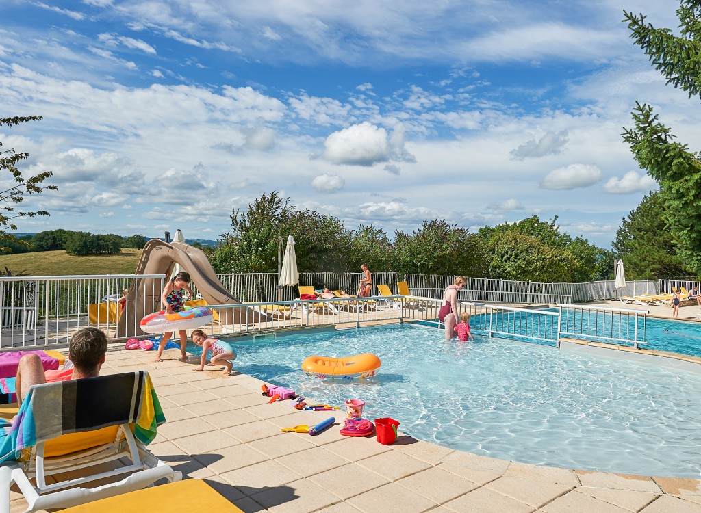 Lanzac zwembad 30a vakantiepark Frankrijk Dordogne luxe villa gezinnen restaurant animatie.jpg