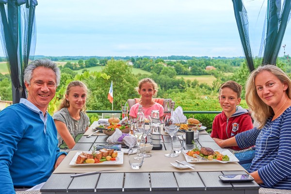 Vakantiepark 23a Village des Cigales Mauroux Frankrijk Dordogne Lot luxe vakantiehuis zwembad restau