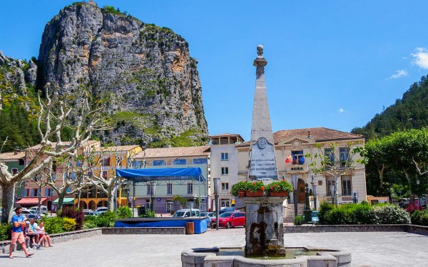Castellane 3 vakantie Provence  winkels en toeristen gorges Verdon.jpg