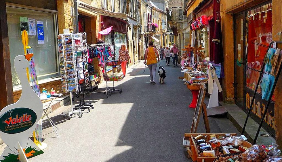 Belves 4 Dordogne perigord Frankrijk vakantie luxe villa toeristisch shoppen.jpg