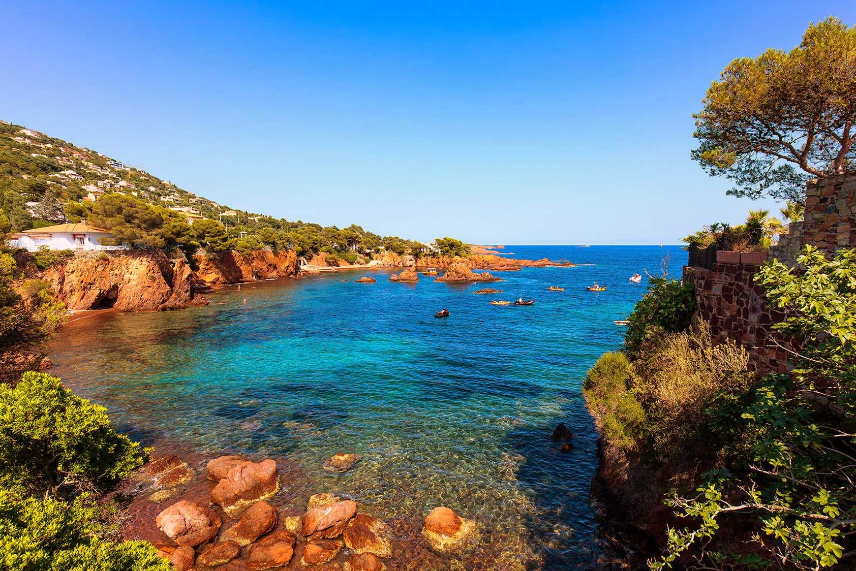 Cote de la mer Mediterranee dans le sud de la France