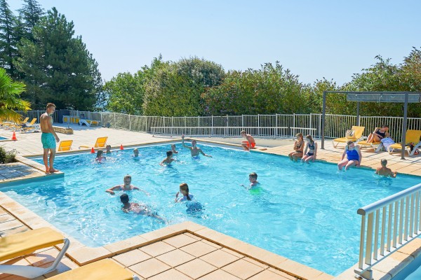 Lanzac zwembad 29 vakantiepark Frankrijk Dordogne luxe villa gezinnen restaurant animatie.jpg