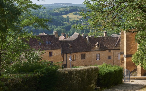 Gourdon 2 vakantie Dordogne Frankrijk Montmarsis vakantiepark zwembad restaurant animatie.jpg