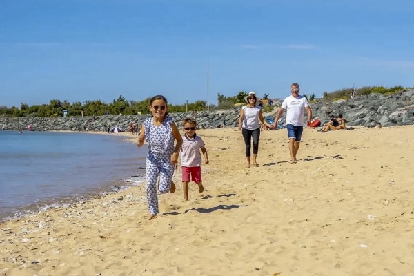 Charentes stranden 9 gezin met kinderen langs kust Atlantische oceaan.jpg