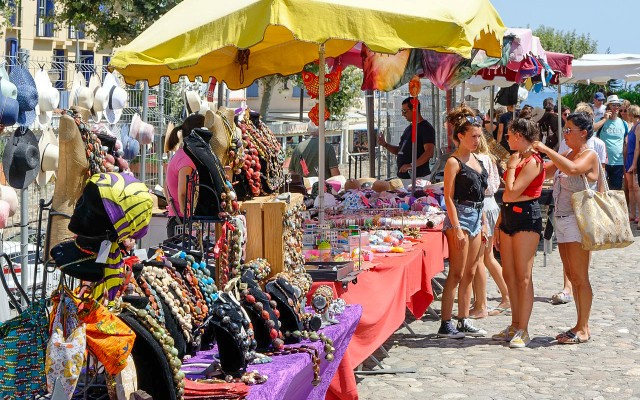 Languedoc markt 1 collioure marktkramen tijdens vakantie in Frankrijk.jpg