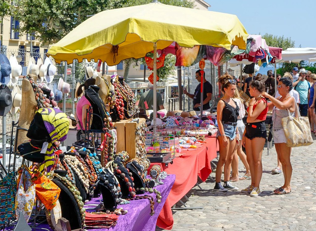 Languedoc markt 1 collioure marktkramen tijdens vakantie in Frankrijk.jpg