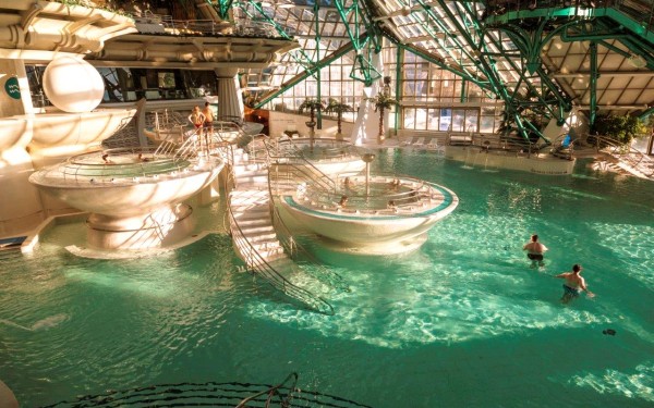Andorra 7 Caldea warmwaterbron attractie vakantiepark frankrijk zwembad indoor piscine baignoir.jpg