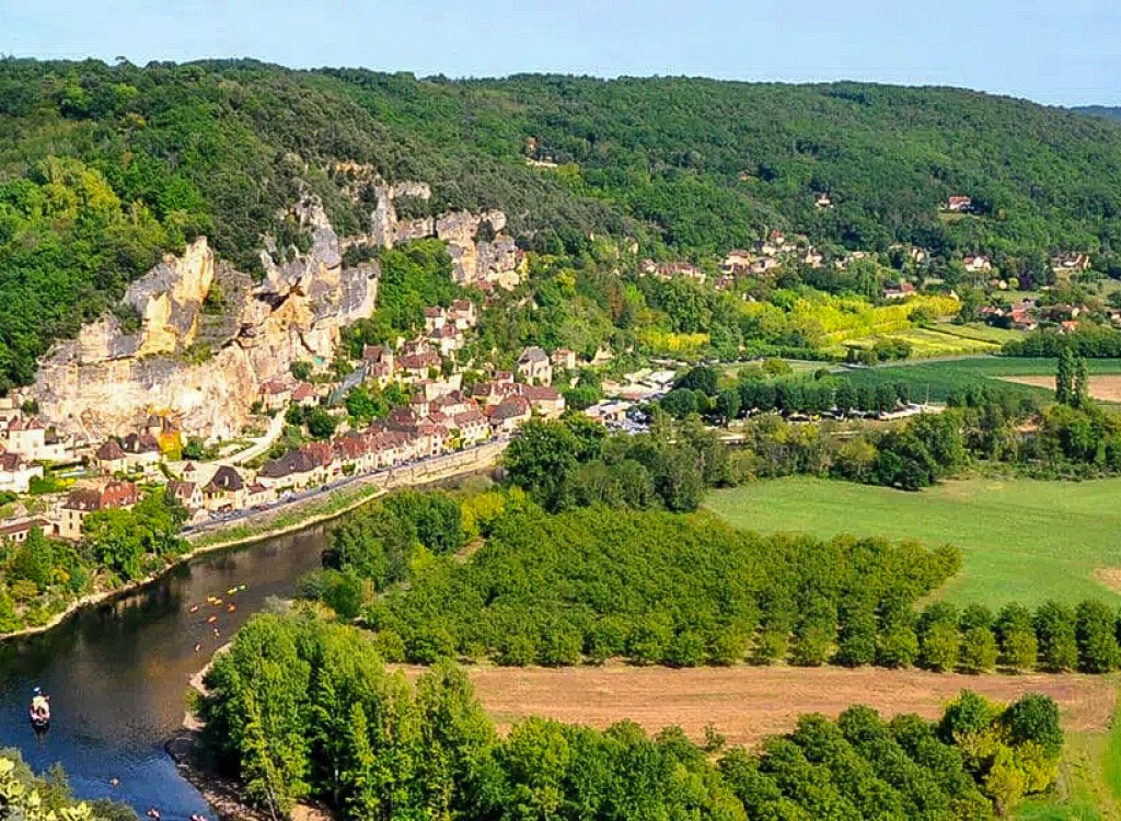 Dordognevallei 7 vakantie Frankrijk uitzicht luxe villa zwembad restaurant.jpg