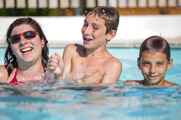 Zwembad 6 Sanxay moeder met kinderen in het water tijdens de vakantie.jpg