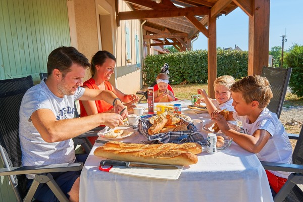 Lanzac vakantiepark 12 Frankrijk Dordogne Lot vakantiehuis luxe zwembad restaurant.jpg