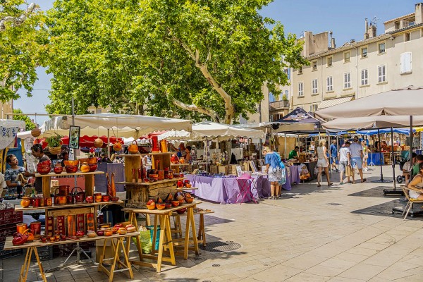 Markt Nans les Pins 10 Provence vakantie Frankrijk lavendel olijf kaas avond.jpg
