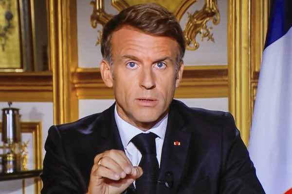 Rellen Frankrijk 6 president Macron spreekt de bevolking toe.jpg