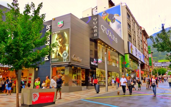 Andorra 5 shopping vakantiepark luxe villa zwembad animatie nederlands frankrijk languedoc bergen.jp