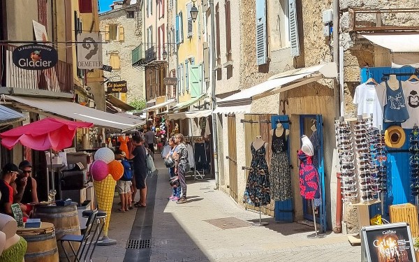 Castellane 2 vakantie Provence  winkels en toeristen.jpg