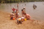 Lac du Tolerme 6 Frankrijk Dordogne Lot bij Rocamadour recreatiemeer kinderen spelen in zand bij vak