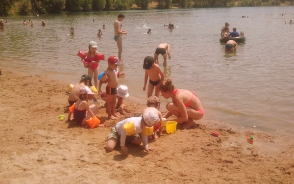 Lac du Tolerme 6 Frankrijk Dordogne Lot bij Rocamadour recreatiemeer kinderen spelen in zand bij vak