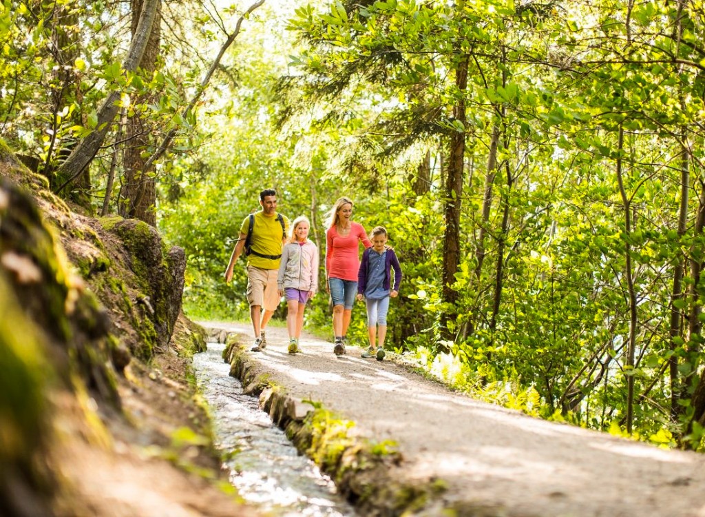 Wandelen Poitou-Charentes 7 gezin marais poitevin tijdens vakantie in Frankrijk in Les Forges.jpg