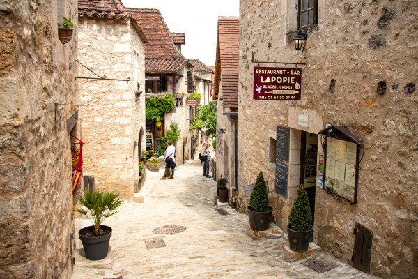 Saint Cirq Lapopie 5 plus beaux village frankrijk dordogne luxe vakantiepark.jpg