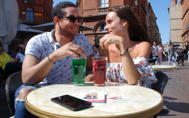 Frankrijk vakantie met partner in luxe villa samen drinken op terras in de zon.jpg