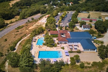 Lanzac vakantiepark 1 Frankrijk Dordogne Lot vakantiehuis luxe zwembad animatie restaurant.jpg