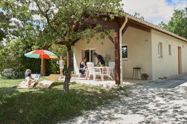 Bungalow 1 Village des Cigales  Frankrijk vakantiepark villa Dordogne zwembad.jpg