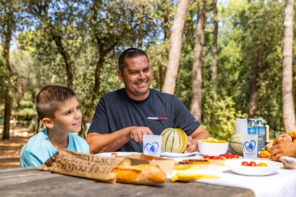 Fietsen Poitou-Charentes 9 picknick gezin fiets door de natuur.jpg
