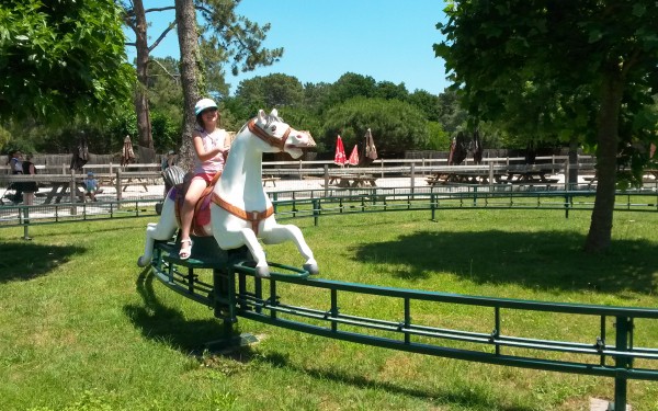 Coccinelle 10 kidparc animatie Frankrijk vakantiepark chateau de salles luxe villa kinderen.jpg