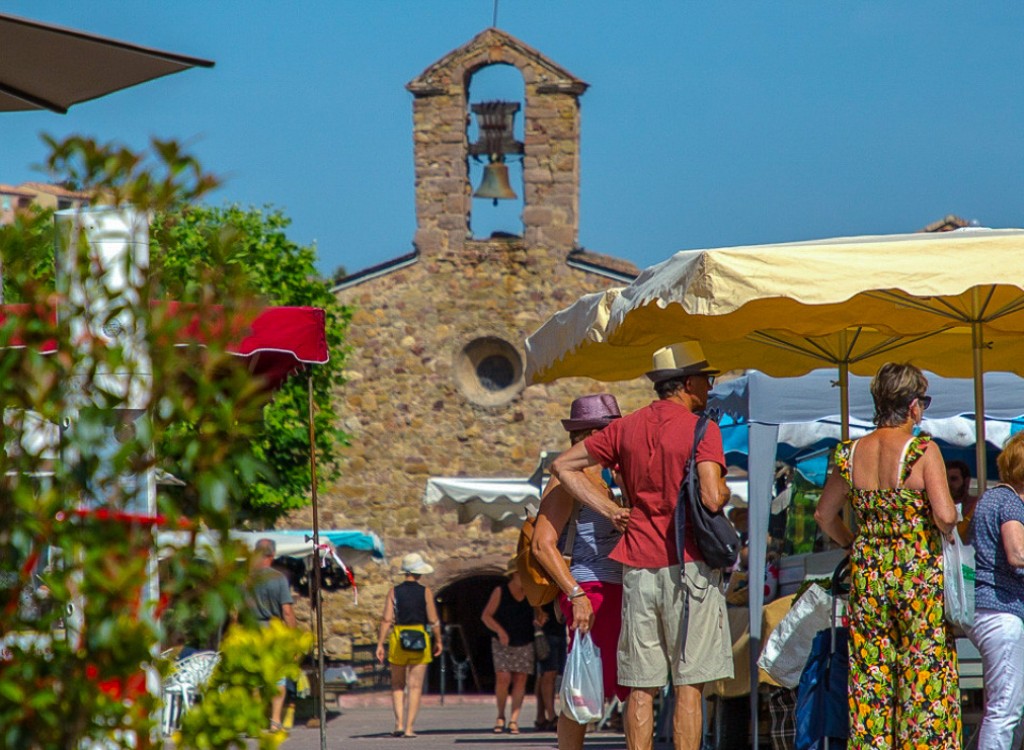 Castellane 6 toeristen op markt in de Provence vakantie Frankrijk.jpg