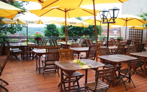 Gourdon 13a vakantie Dordogne Frankrijk Montmarsis vakantiepark zwembad restaurant animatie.jpg