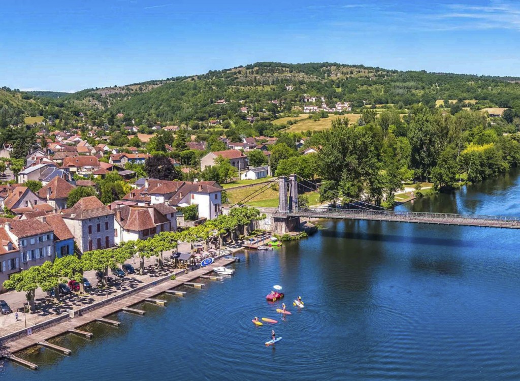 Dorpjes Lot 8 Cajarc aan de rivier de Lot tussen kalkstenen hellingen.jpg